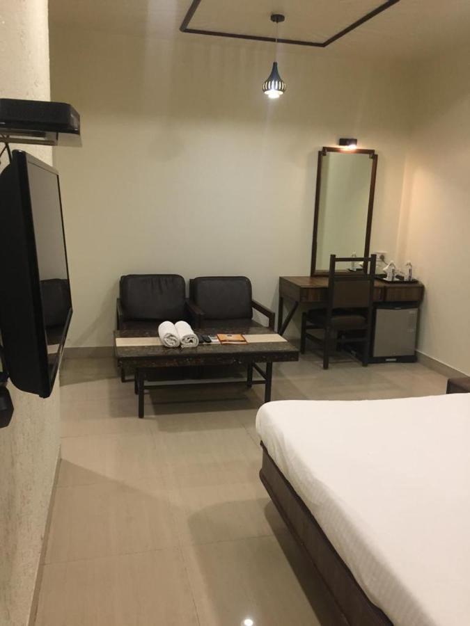 Hotel Jawahar Ulhasnagar Екстер'єр фото