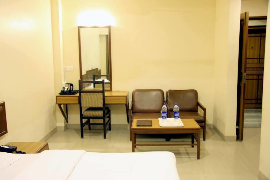 Hotel Jawahar Ulhasnagar Екстер'єр фото